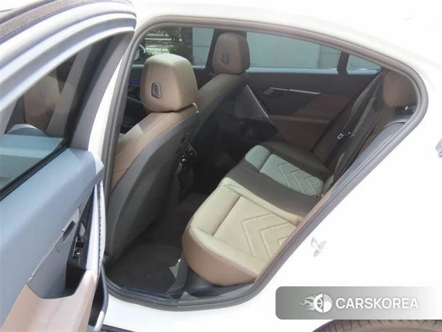 BMW 5 Series (G60) 2025 Белый из Кореи, фото 5