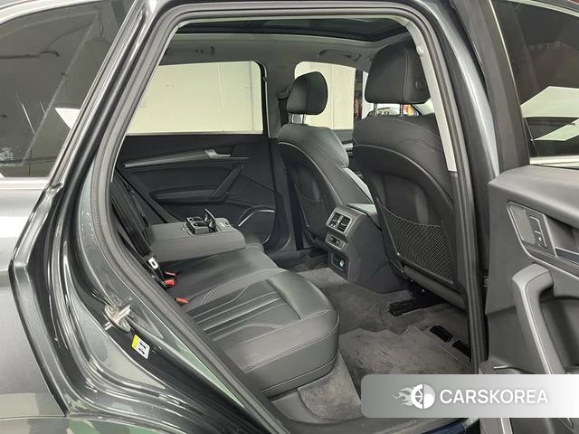 Audi Q5L 2021 Темно-серый из Китая, фото 5