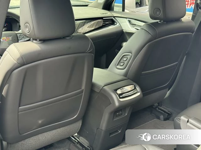 Cadillac XT6 2026 Серебристо-серый из Китая, фото 5