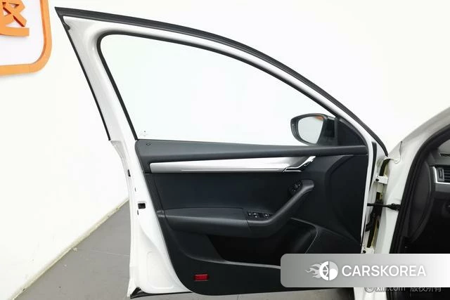 Skoda Octavia 2018 Белый из Китая, фото 5