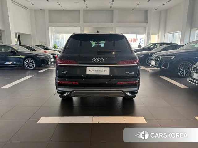 Audi Q7 2023 Черный из Китая, фото 5