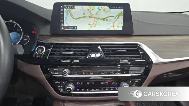 BMW 5 Series (G30) 2018 Белый из Кореи, фото 5