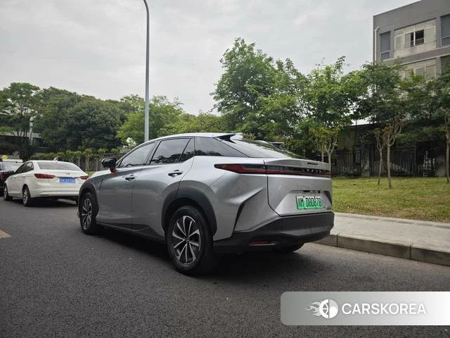 Lexus RZ 2023 Серебристо-серый из Китая, фото 5