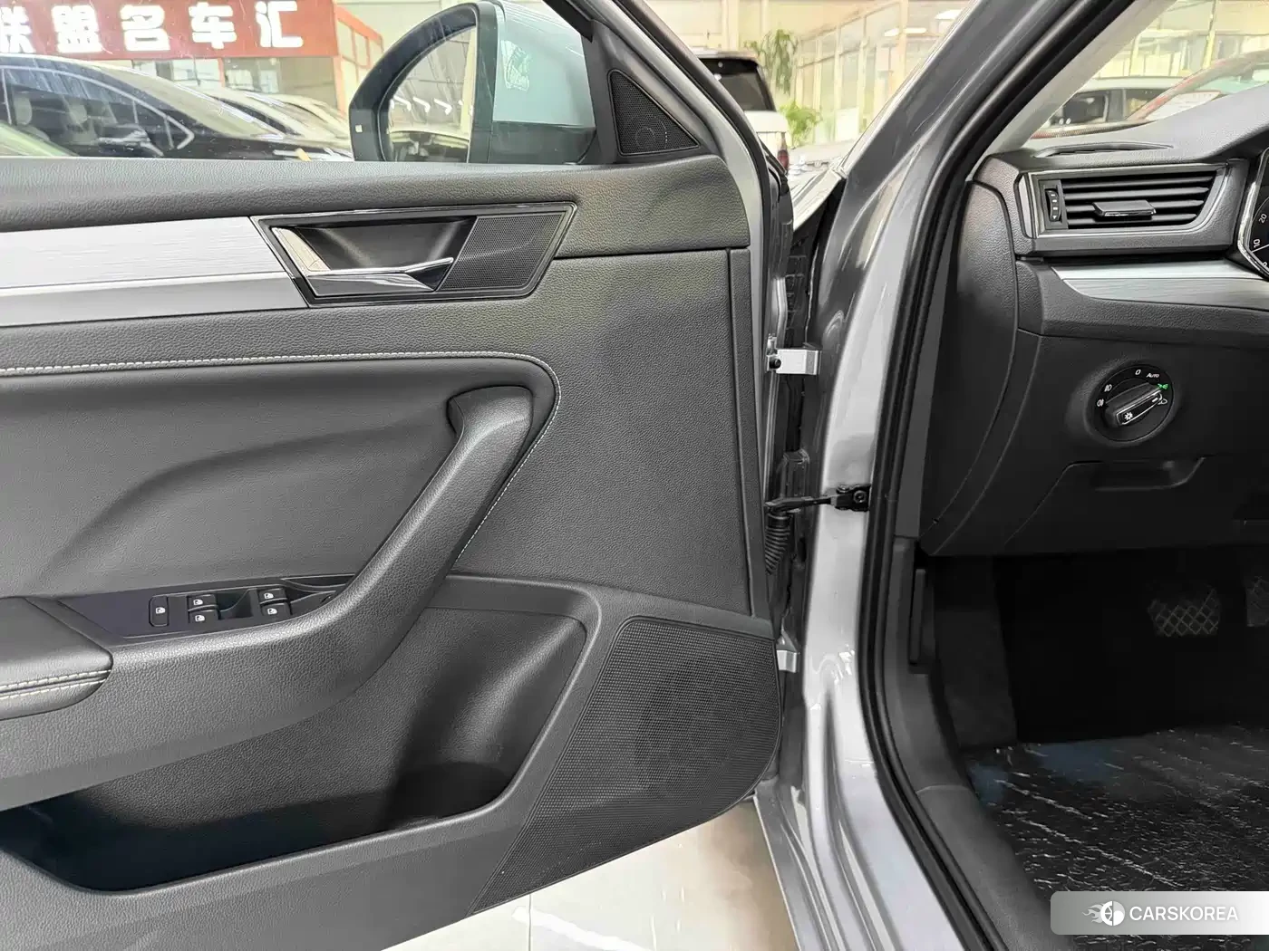 Skoda Superb 2024 Silver/gray из Китая, фото 5