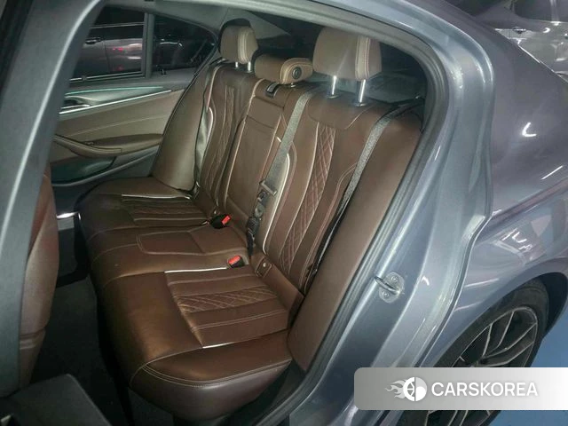 BMW 5 Series (G30) 2023 Серебристо-серый из Кореи, фото 5