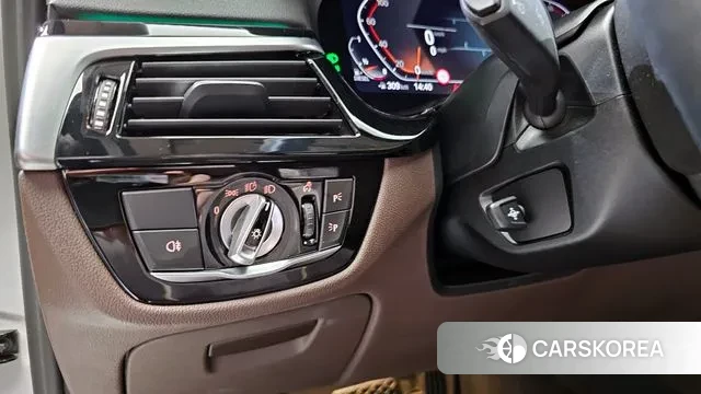 BMW 5 Series (G30) 2021 Белый из Кореи, фото 5