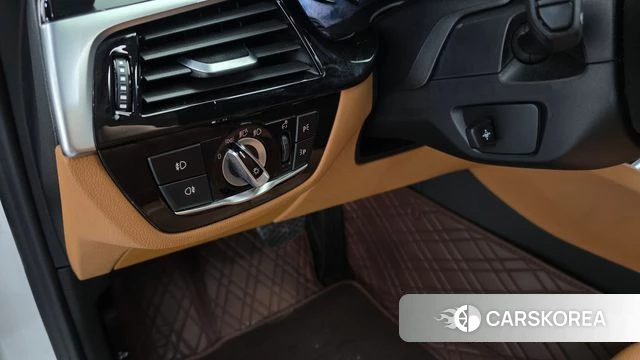 BMW 5 Series (G30) 2018 Белый из Кореи, фото 5