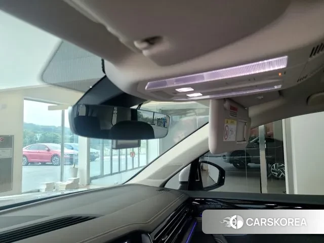 Volkswagen Touareg 3rd generation 2023 Белый из Кореи, фото 5