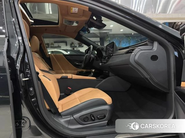 Lexus ES300h 7th generation 2024 Черный из Кореи, фото 5