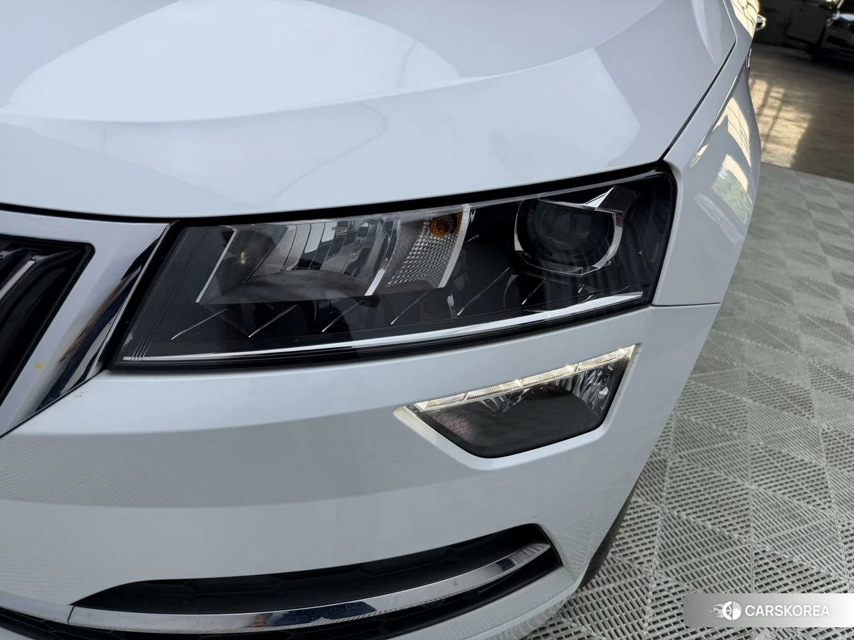 Skoda Krok 2023 Белый из Китая, фото 5