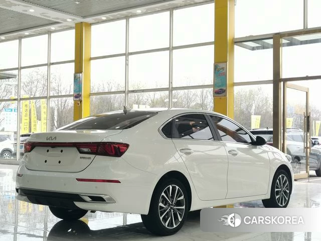 Kia K3 2023 Белый из Китая, фото 5