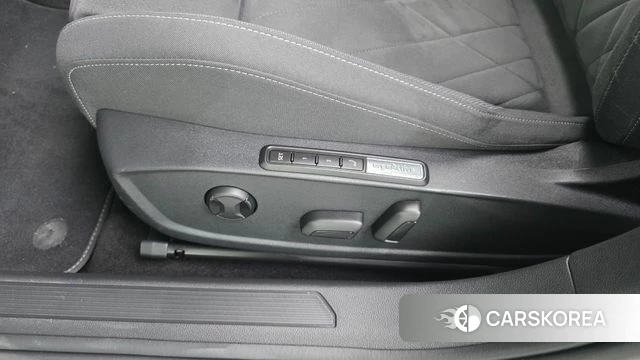 Volkswagen Golf 8th Generation 2022 Белый из Кореи, фото 5