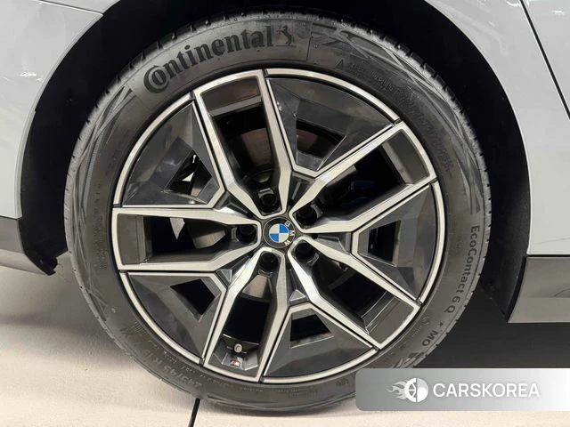 BMW 5 Series (G60) 2025 Серебристо-серый из Кореи, фото 5