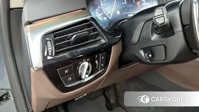 BMW 5 Series (G30) 2019 Серебристо-серый из Кореи, фото 5