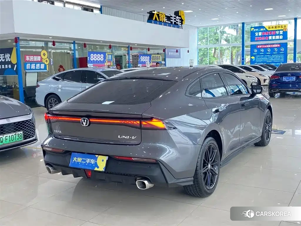 Chang'an Changan UNI-V 2023 Silver/gray из Китая, фото 5