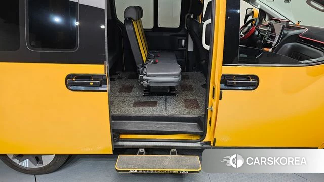 Hyundai Staria 2024 Желтый из Кореи, фото 5