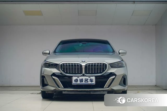 BMW 5 series 2024 Серебристо-серый из Китая, фото 5
