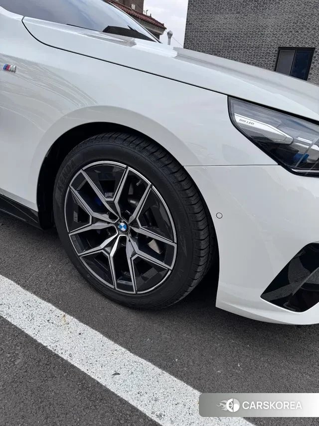 BMW 5 Series (G60) 2024 Жемчужный цвет из Кореи, фото 5