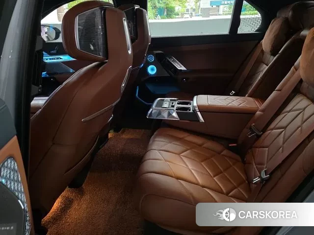 BMW 7 Series (G70) 2023 Светло-серебряный цвет из Кореи, фото 5
