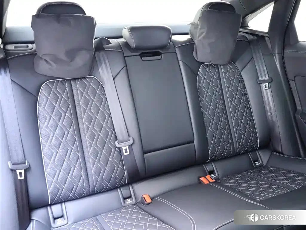 Audi A5L 2025 Red/purple из Китая, фото 5