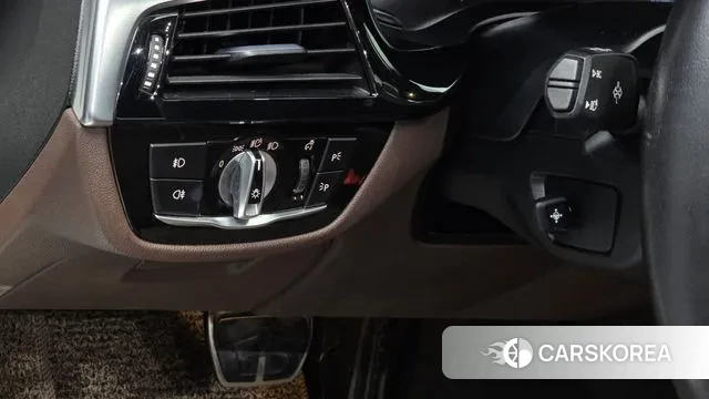 BMW 5 Series (G30) 2018 Белый из Кореи, фото 5