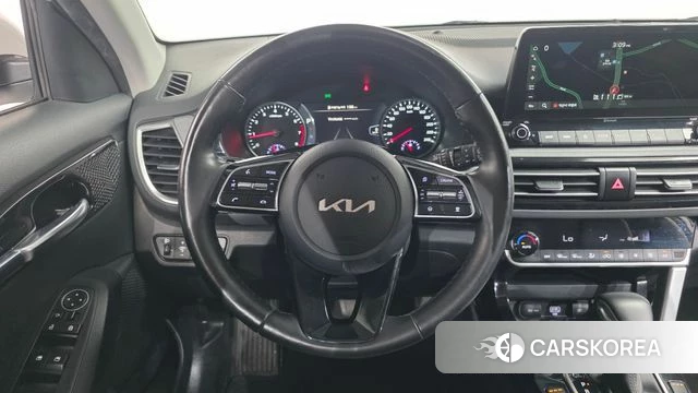 Kia Seltos 2022 Белый из Кореи, фото 5