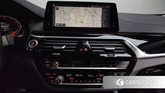 BMW 5 Series (G30) 2019 Белый из Кореи, фото 5