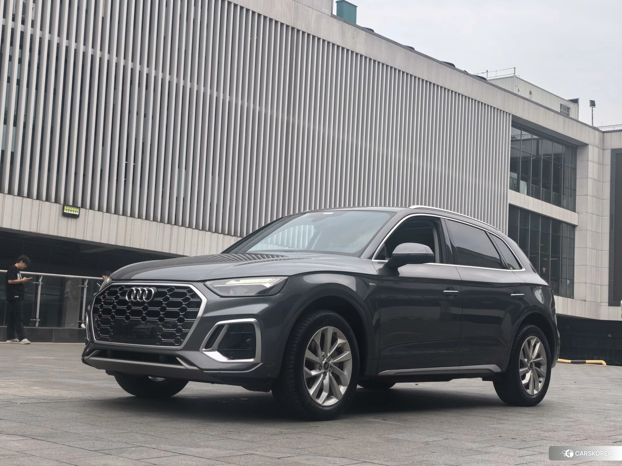 Audi Q5L 2021 Темно-серый из Китая, фото 5