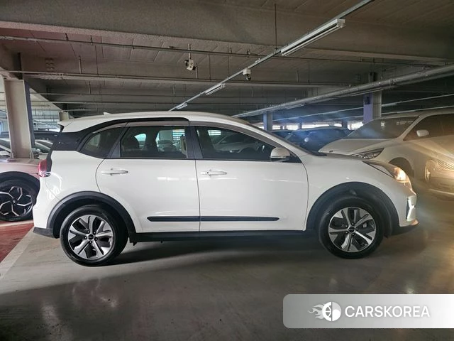 Kia Niro Plus 2022 Белый из Кореи, фото 5