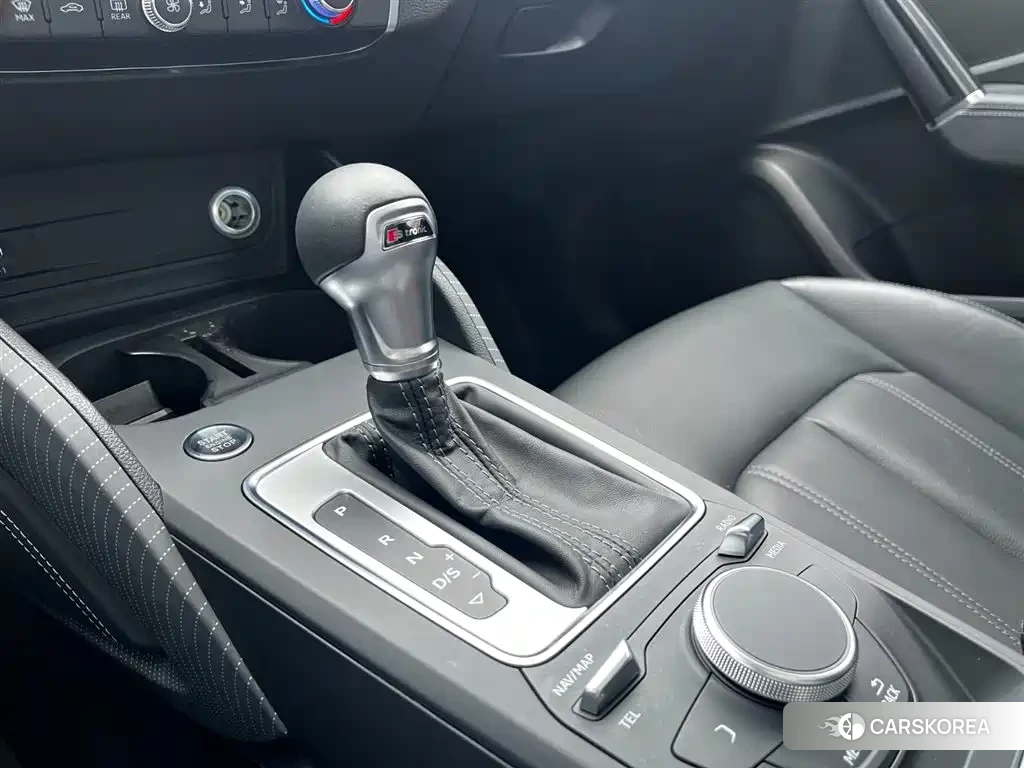 Audi Q2L 2024 Silver/gray из Китая, фото 5
