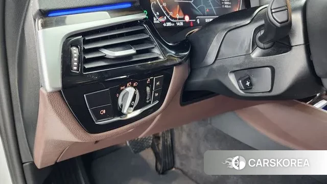 BMW 5 Series (G30) 2023 Белый из Кореи, фото 5