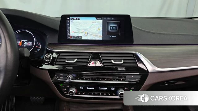 BMW 5 Series (G30) 2018 Белый из Кореи, фото 5