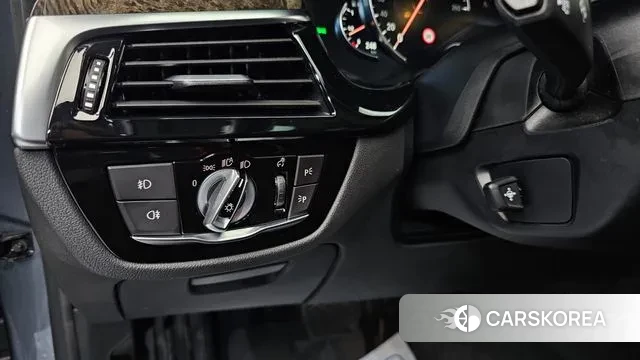 BMW 5 Series (G30) 2018 Светло-серебряный цвет из Кореи, фото 5