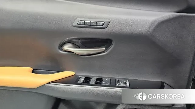 Lexus UX250h 2023 Серебряный из Кореи, фото 5