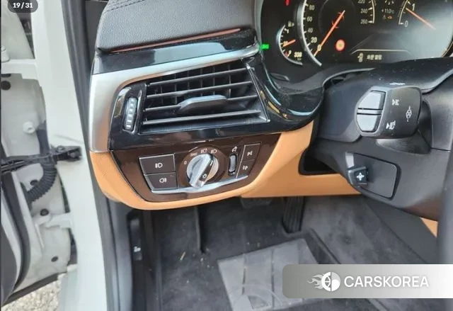 BMW 5 Series (G30) 2018 Белый из Кореи, фото 5