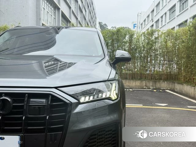 Audi Q7 2021 Темно-серый из Китая, фото 5