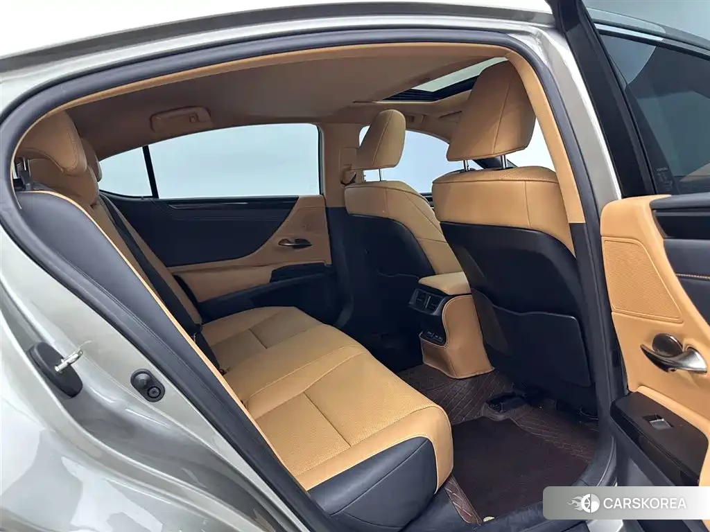 Lexus ES 2023 Champagne/brown из Китая, фото 6