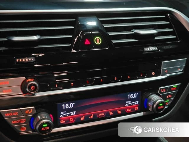 BMW 5 Series (G30) 2023 Светло-серебряный цвет из Кореи, фото 5