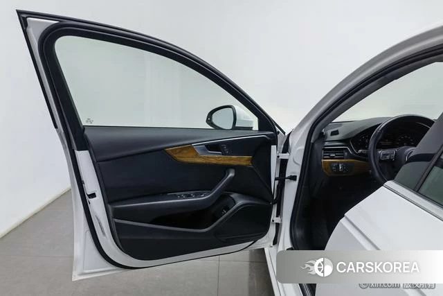 Audi A4L 2019 Белый из Китая, фото 4