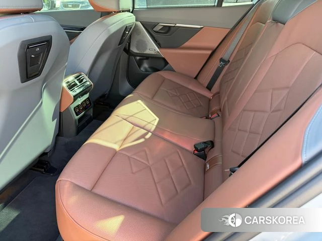 BMW 5 Series (G60) 2026 Серебристо-серый из Кореи, фото 5