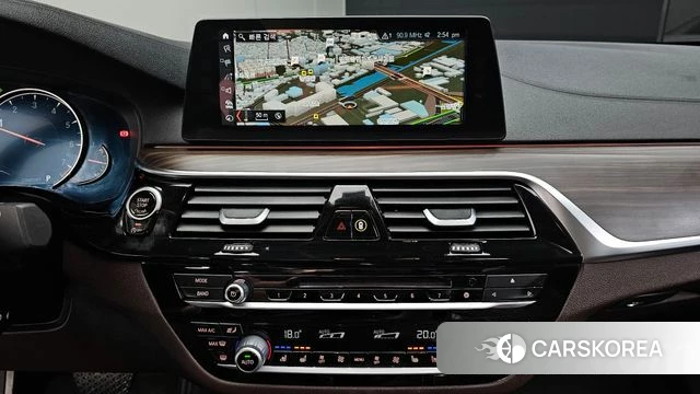 BMW 5 Series (G30) 2018 Белый из Кореи, фото 5