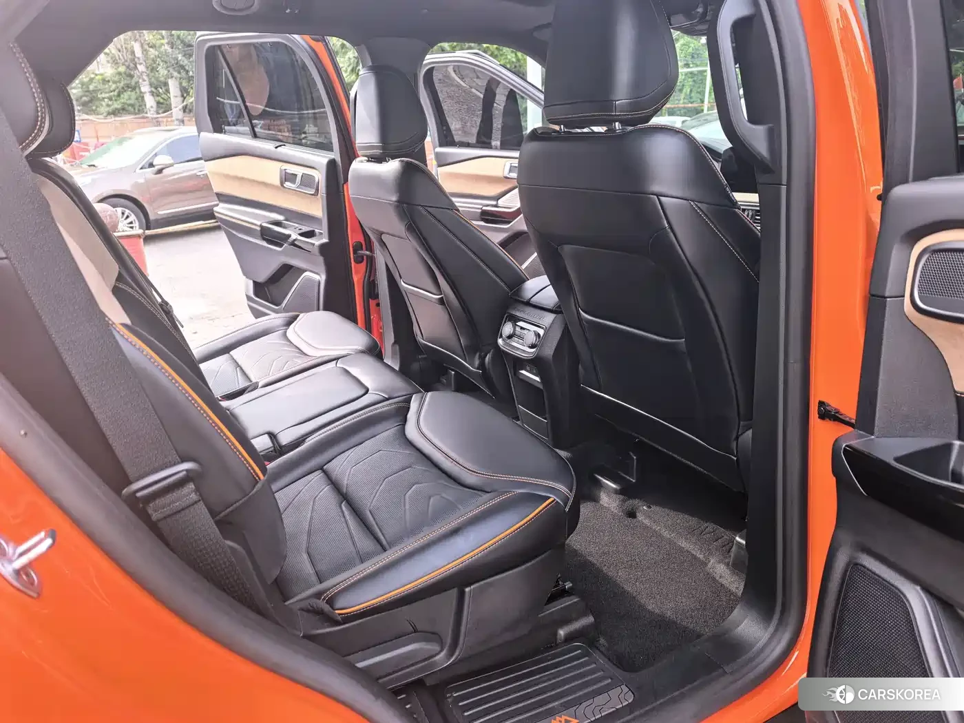 Ford Explorer 2024 Yellow/orange из Китая, фото 6