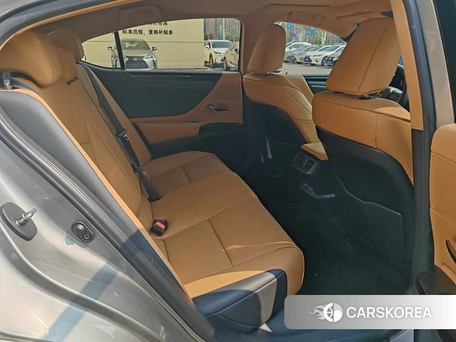 Lexus ES 2023 Серебристо-серый из Китая, фото 5