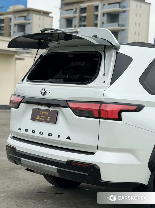 Toyota Sequoia 2023 Белый из Китая, фото 5