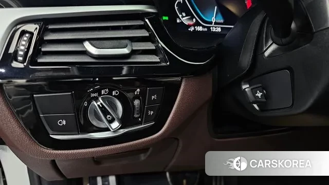 BMW 5 Series (G30) 2023 Белый из Кореи, фото 5