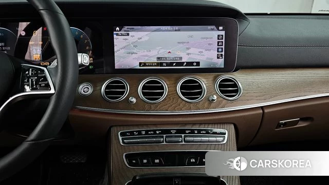 Mercedes-Benz E-Class W213 2021 Светло-серебряный цвет из Кореи, фото 5