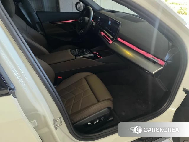 BMW 5 Series (G60) 2025 Белый из Кореи, фото 5