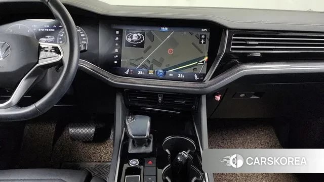 Volkswagen Touareg 3rd generation 2020 Серебристо-серый из Кореи, фото 5