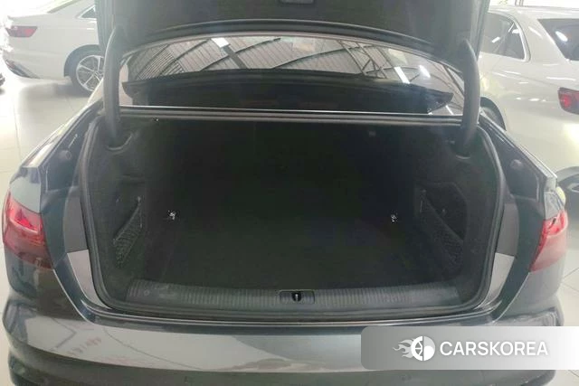 Audi A4L 2023 Темно-серый из Китая, фото 5