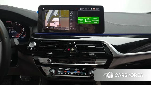 BMW 5 Series (G30) 2023 Серебристо-серый из Кореи, фото 5